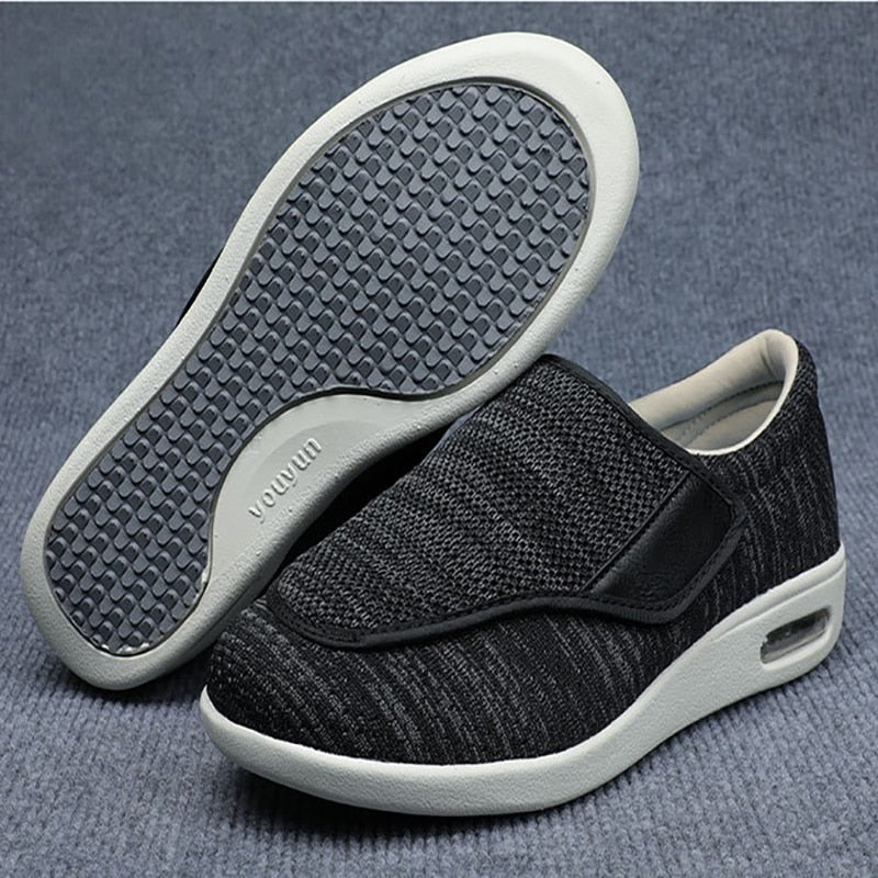 Orthopädische Komfortschuhe mit Klettverschluss für einfache Anpassung. Ideal für Diabetikerfüße.