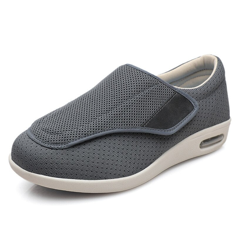 Detailansicht der rutschfesten Sohle. Breite Diabetiker Schuhe für Sicherheit und Komfort.