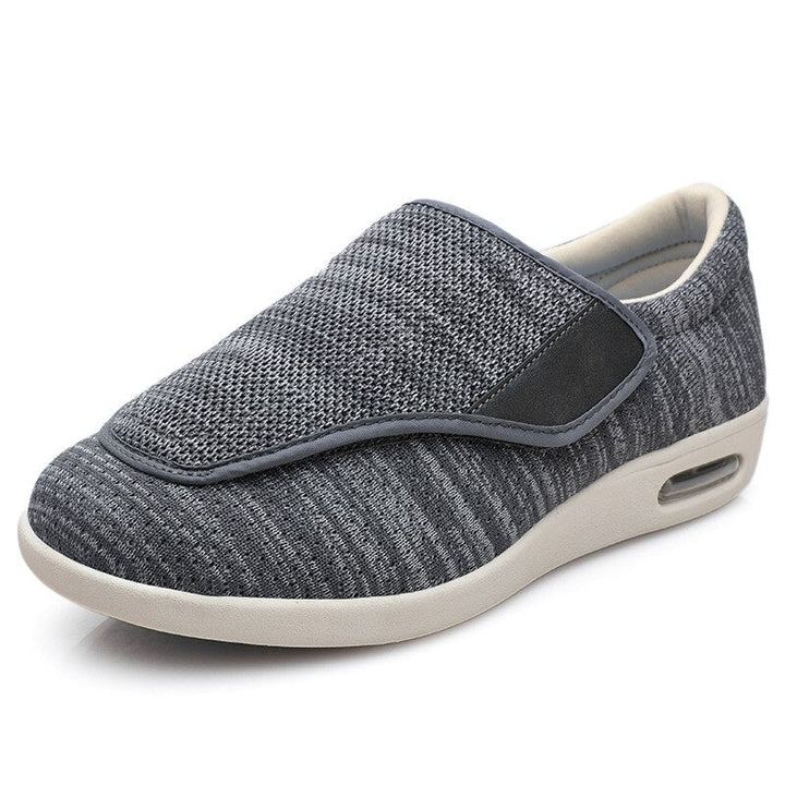 Unisex Komfortschuhe am Fuß. Breite Schuhe bieten Bequemlichkeit und Unterstützung für Diabetiker.