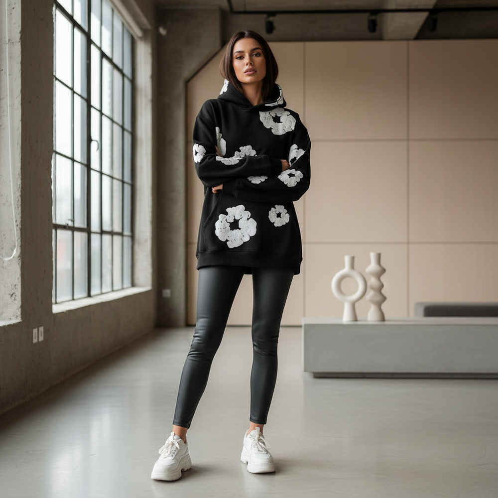 Detailansicht des lebendigen Blumenmusters auf dem stilvollen Unisex Winter Hoodie.
