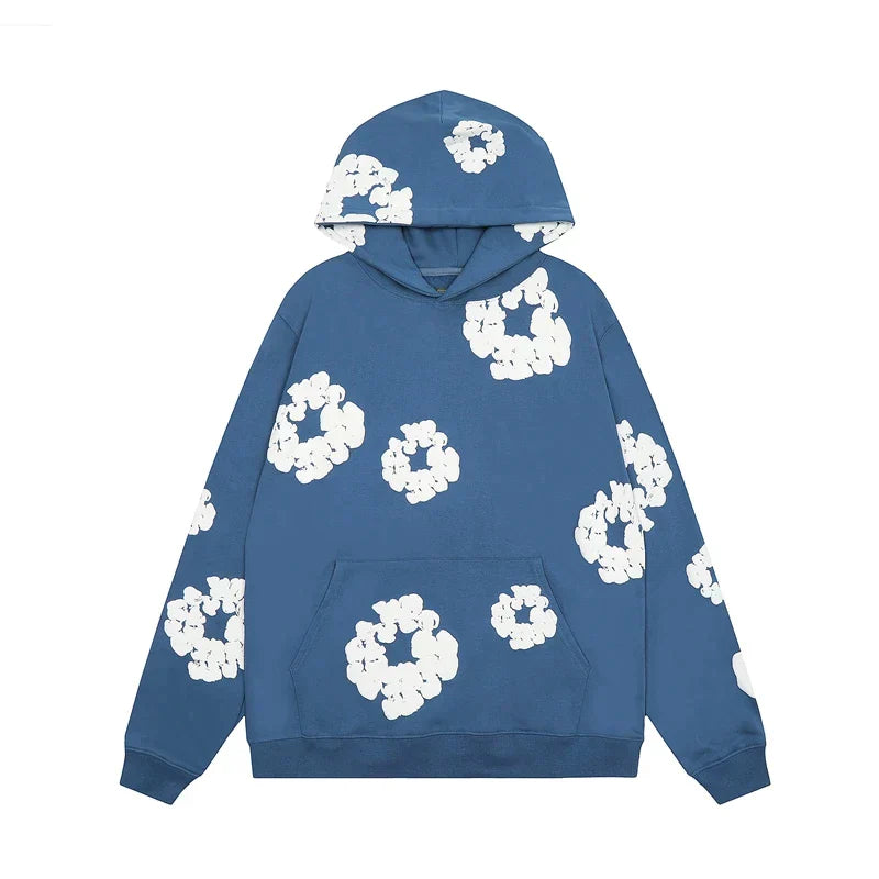 Model trägt gemütlichen Unisex Floral Kapuzenpullover, bequeme Wintermode für Freizeit.