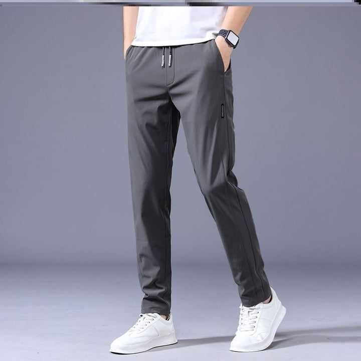 Nahaufnahme der Unisex Freizeithose in Grau mit Kordelzug am Bund für optimalen Komfort & lässigen Stil.
