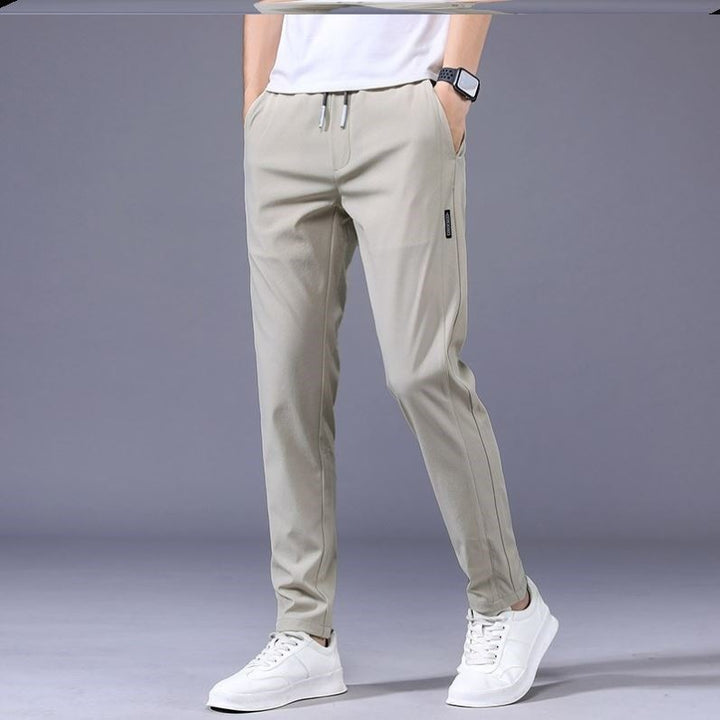 Mann trägt bequeme Unisex Freizeithose Jogger in Khaki, perfekt für entspannte Tage, Sport und stilvolle Freizeitlooks.