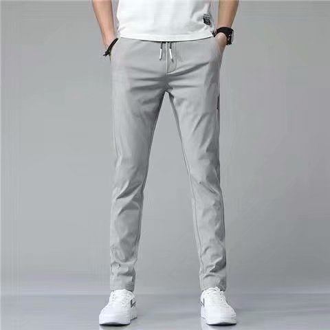 Locker sitzende Unisex Jogger Freizeithose in Schwarz, ideal für Damen und Herren, bietet Komfort mit Kordelzug.