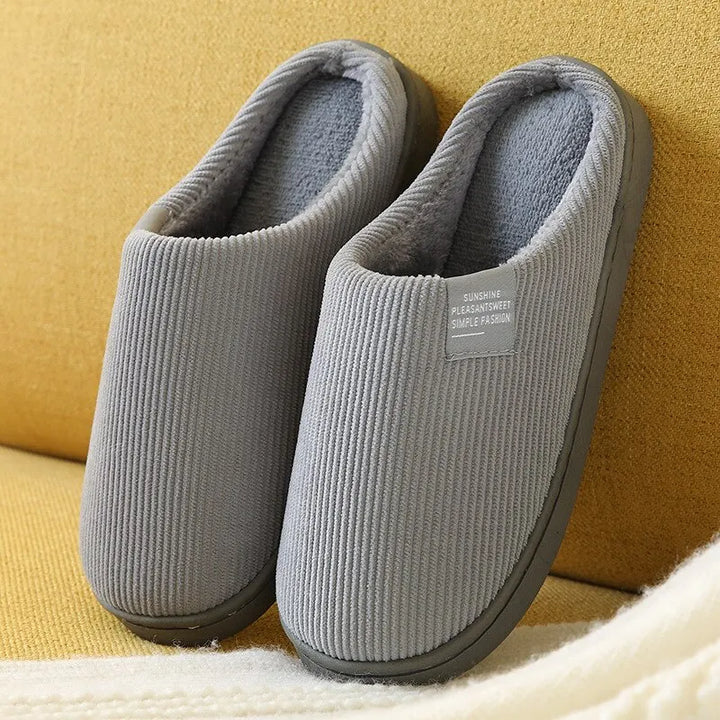 Bequeme Unisex Hausschuhe in neutraler Farbe. Warme Pantoffeln für Damen & Herren, perfekt für Zuhause.