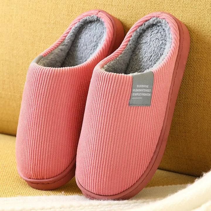 Nahaufnahme der weichen Textur der Unisex Hausschuhe. Kuschelige, warme Pantoffeln für Damen & Herren Komfort.