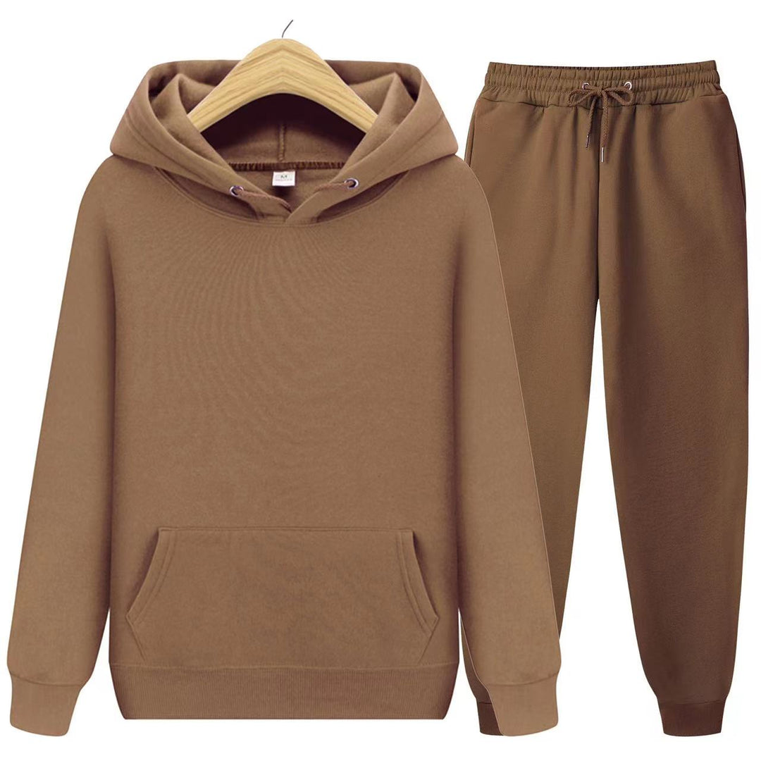 Model trägt bequemes Unisex Hoodie und Jogginghose Set in entspannter, lockerer Passform.