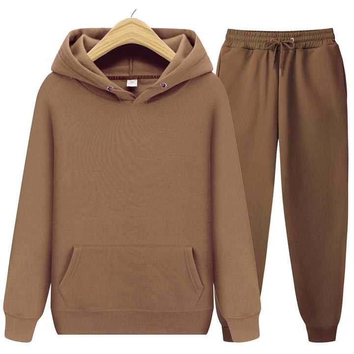 Model trägt bequemes Unisex Hoodie und Jogginghose Set in entspannter, lockerer Passform.