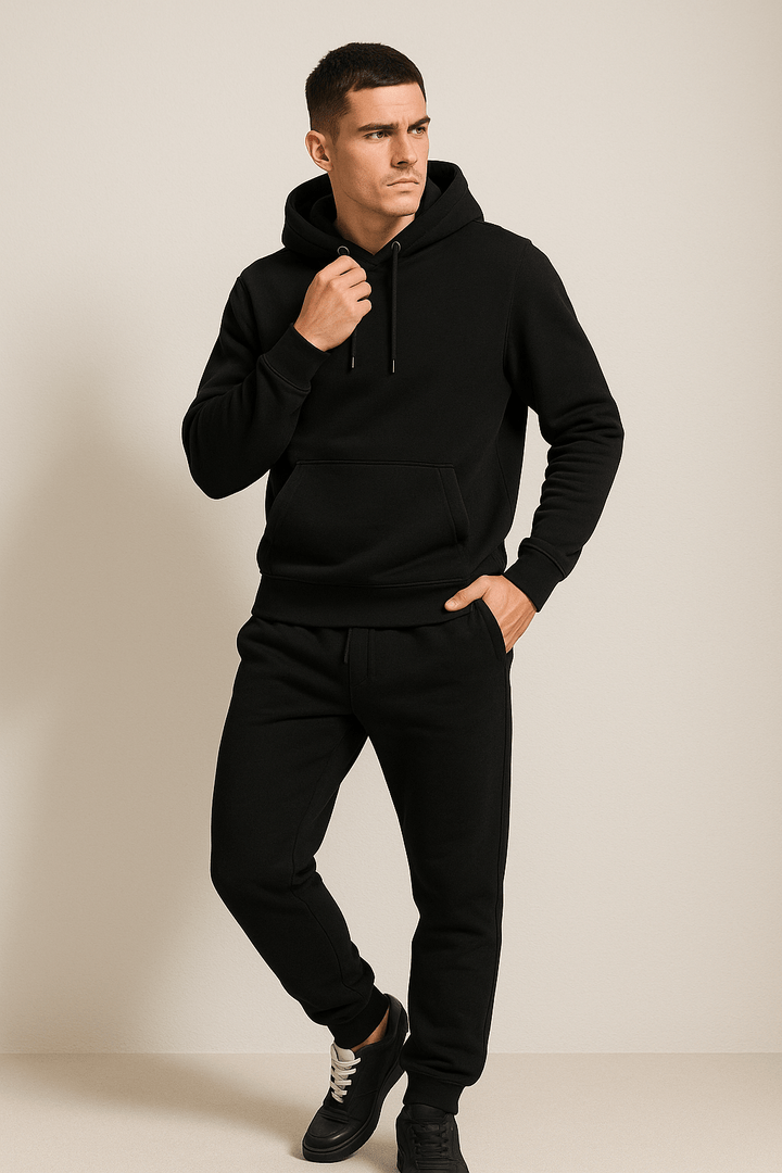 Komfortabler Unisex Zweiteiler mit Hoodie und Jogginghose. Ideal für entspannte Tage oder sportliche Aktivitäten.