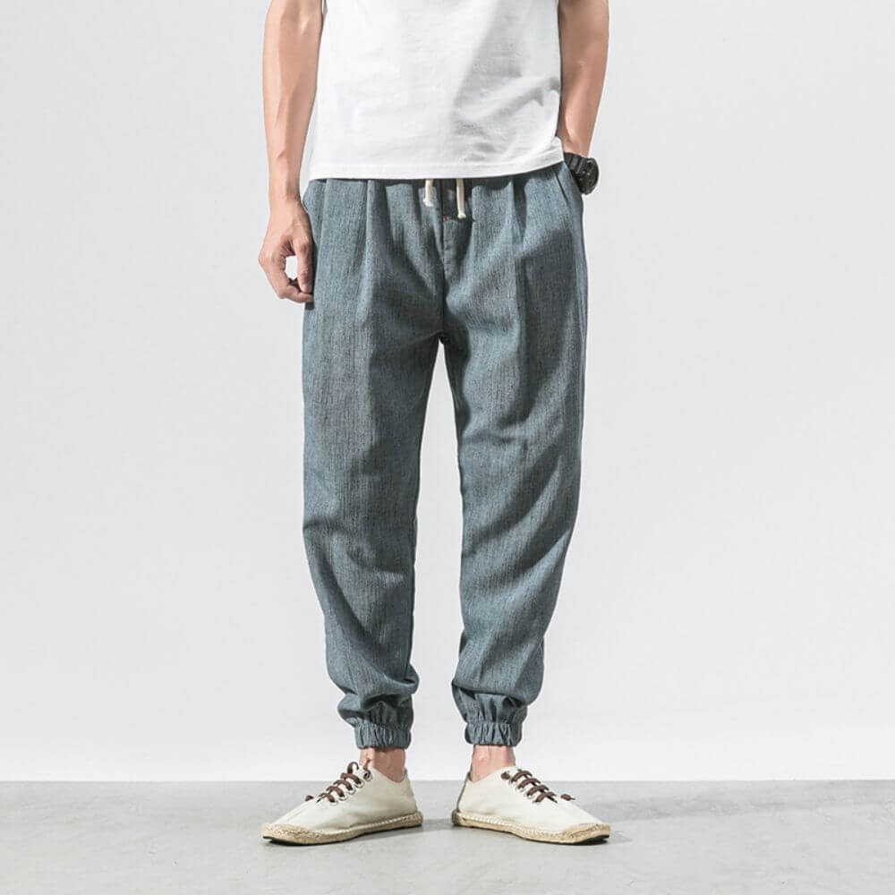 Klassische Unisex Jogginghose in Dunkelgrau, bequem für Sport und Freizeit, modern.