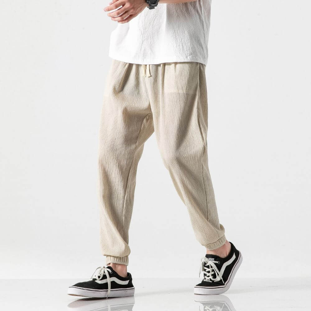 Praktische Unisex Jogginghose mit seitlichen Taschen, bequem für Alltag und Sport.