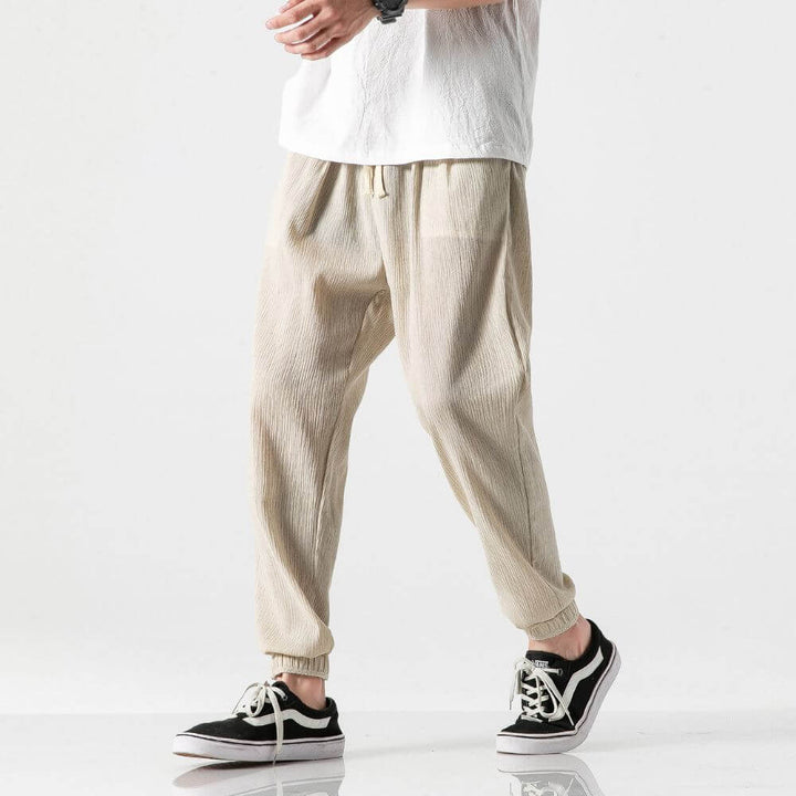 Praktische Unisex Jogginghose mit seitlichen Taschen, bequem für Alltag und Sport.