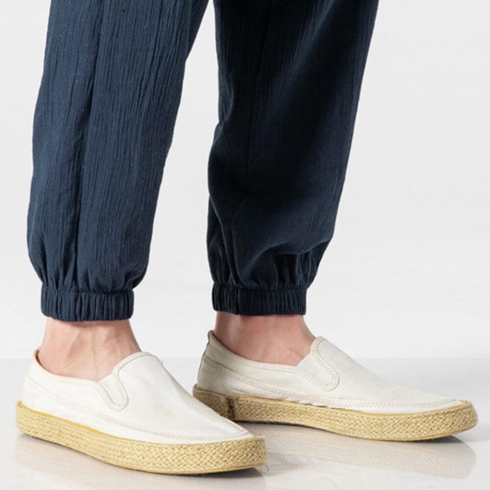 Detailaufnahme: Elastischer Bund & Kordelzug an bequemer Unisex Jogginghose.