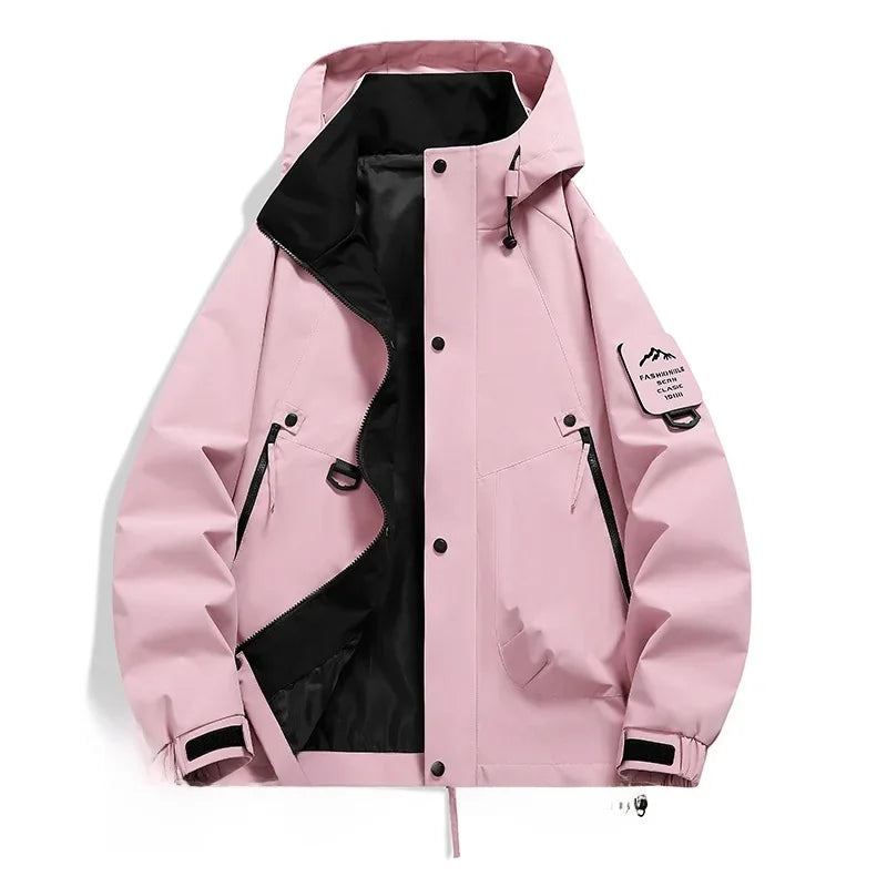 Frontansicht der funktionalen Unisex Skijacke mit Kapuze. Reißverschlüsse & Taschen für Ski, Wandern & Outdoor.