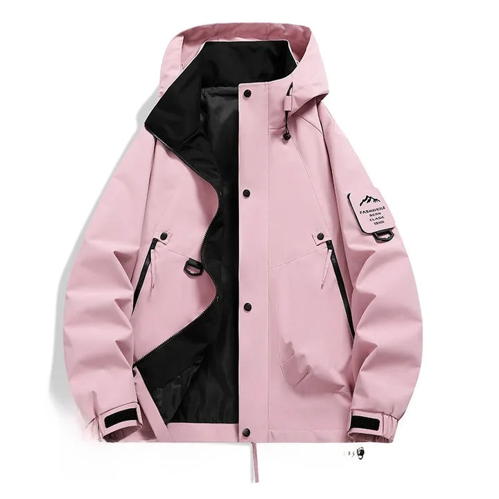 Frontansicht der funktionalen Unisex Skijacke mit Kapuze. Reißverschlüsse & Taschen für Ski, Wandern & Outdoor.