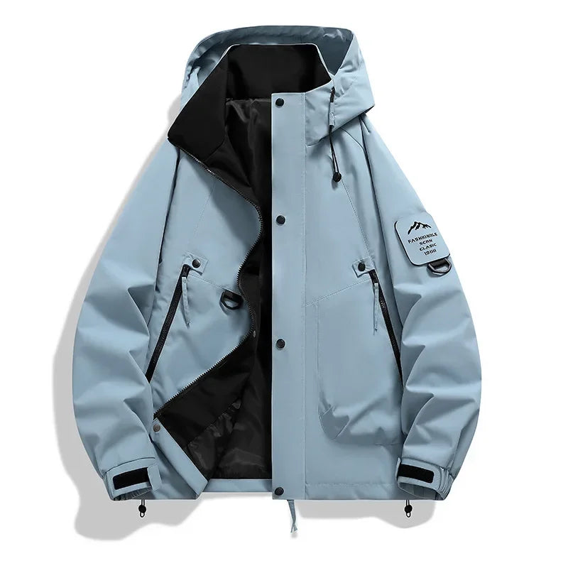 Rückansicht der strapazierfähigen Unisex Outdoorjacke mit Kapuze. Ideal für Abenteuer im Schnee, Sport & Freizeit.