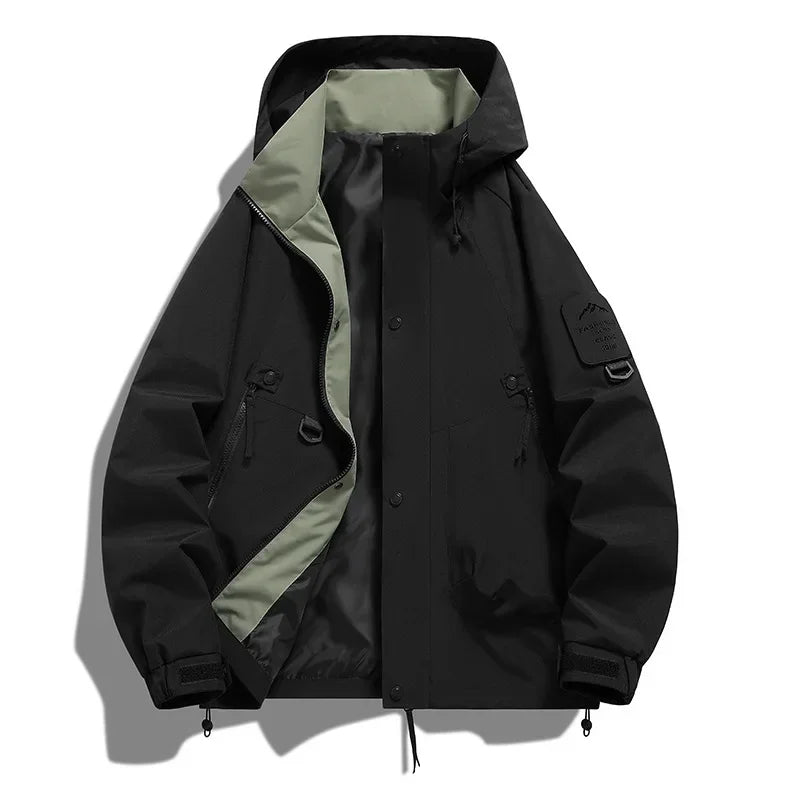 Aktiver Wintersportler in atmungsaktiver Unisex Kapuzen-Skijacke beim Skifahren im Schnee. Maximaler Schutz.