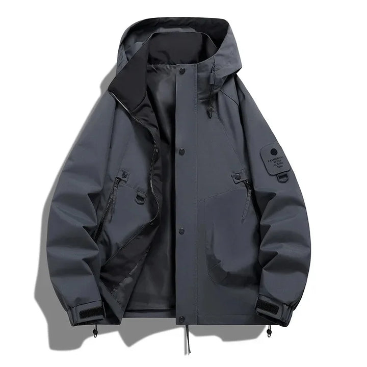 Person im Freien trägt bequeme Unisex Kapuzen-Winterjacke, ideal für Wandern, Freizeit & Schneeabenteuer.
