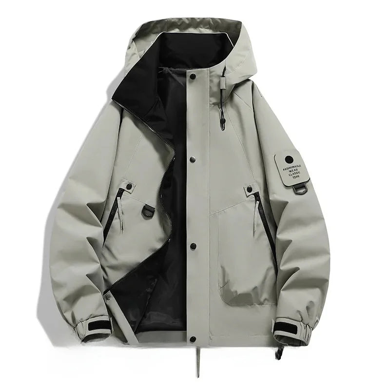 Nahaufnahme der schützenden Kapuze der Unisex Skijacke, extra Wärme & Windschutz im Schnee & bei Kälte.