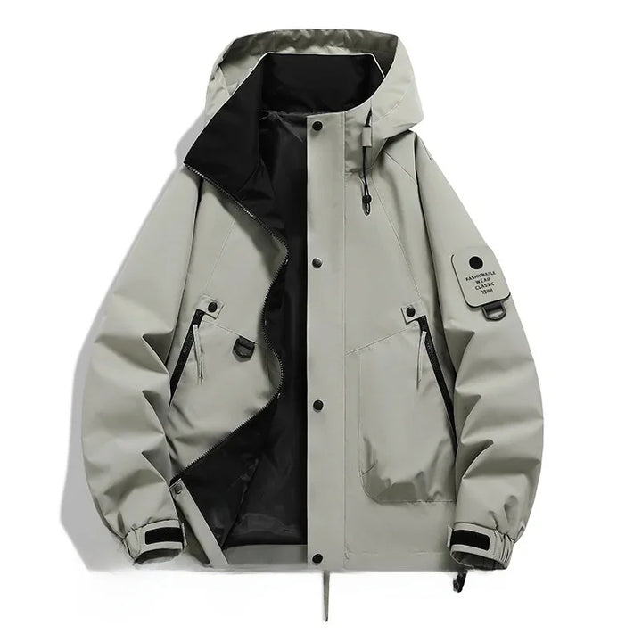 Nahaufnahme der schützenden Kapuze der Unisex Skijacke, extra Wärme & Windschutz im Schnee & bei Kälte.