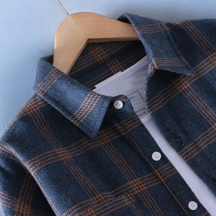 Komfortables Unisex Karohemd in Rot-Blau mit langem Arm. Weiches kariertes Freizeit-Hemd aus Flanell für herbstliche Tage.