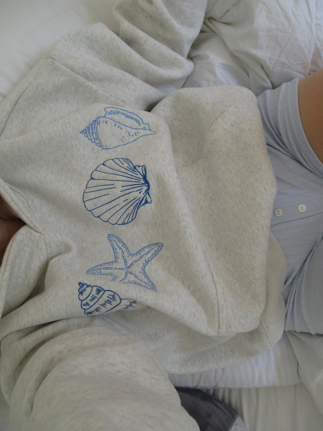 Unisex Muschelsweatshirt, grau, für Herbst-Layering. Bequemer Langarm-Pullover mit stilvollem Muscheldesign für Alltag & Freizeit.