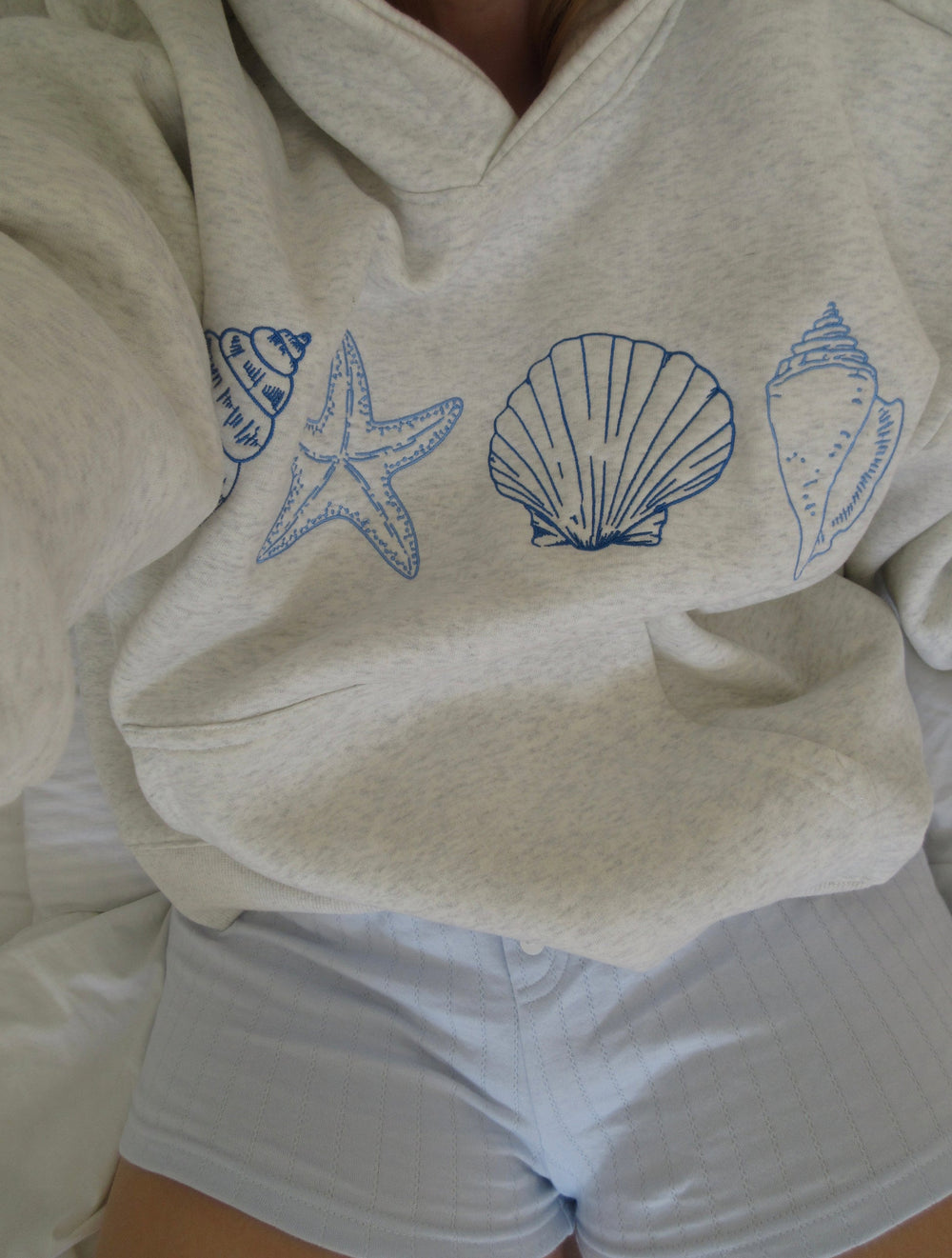 Bequemer Unisex Herbst-Pullover in Grau. Langarm-Sweatshirt mit Muscheldesign, ideal für gemütliches Layering im Alltag.