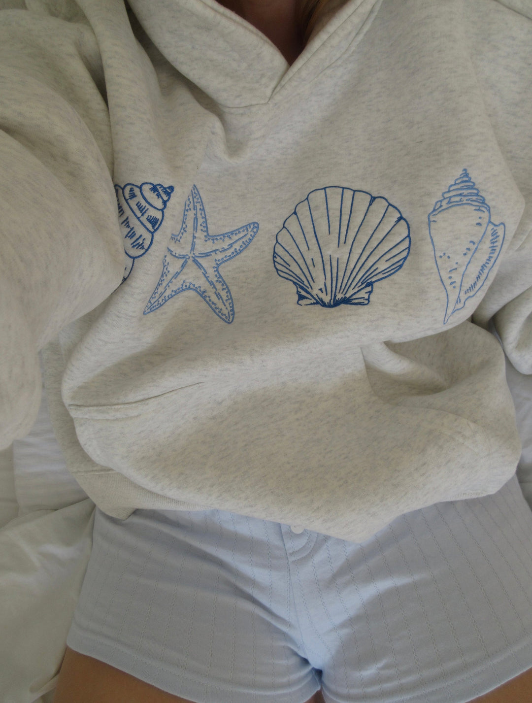 Bequemer Unisex Herbst-Pullover in Grau. Langarm-Sweatshirt mit Muscheldesign, ideal für gemütliches Layering im Alltag.