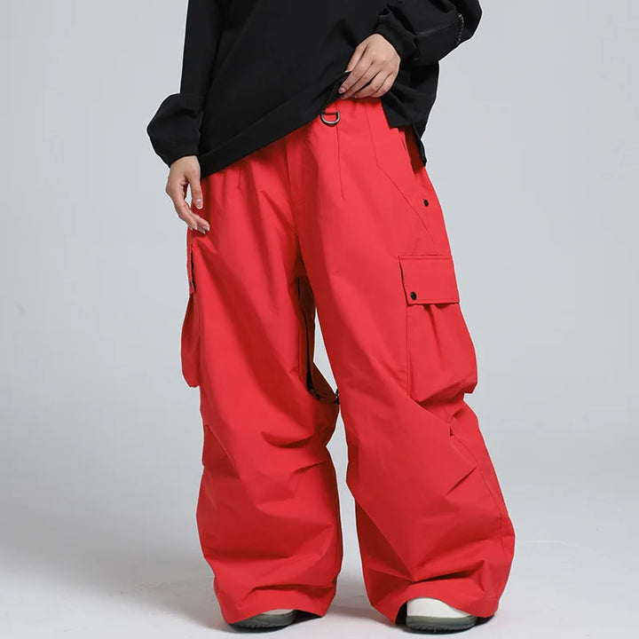 Atmungsaktive Unisex Pistenhose, isoliert & winddicht, für Damen und Herren im Schnee.