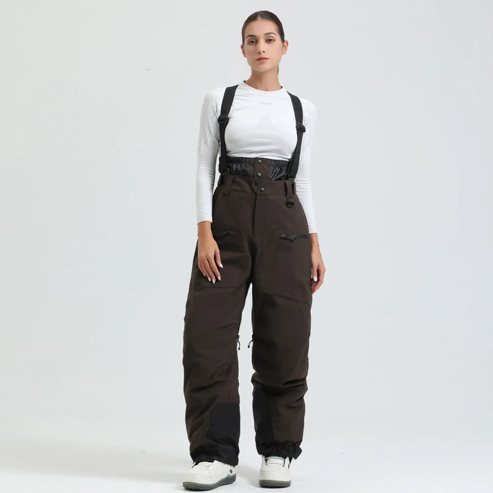 Modell präsentiert Unisex Skihose mit Hosenträgern, wasserdicht, warm & funktionell für Ski & Snowboard.