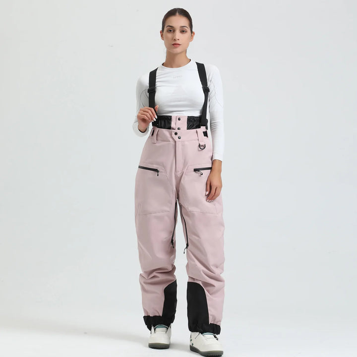 Seitenansicht der Unisex Skihose mit Hosenträgern, wasserdicht, warm & mit praktischen Features für Wintersport.
