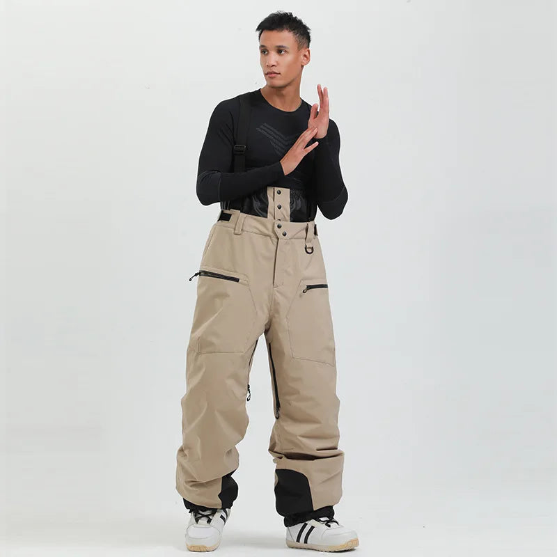Detailaufnahme der Reißverschlüsse und Nähte an der wasserdichten Unisex Skihose mit Hosenträgern.