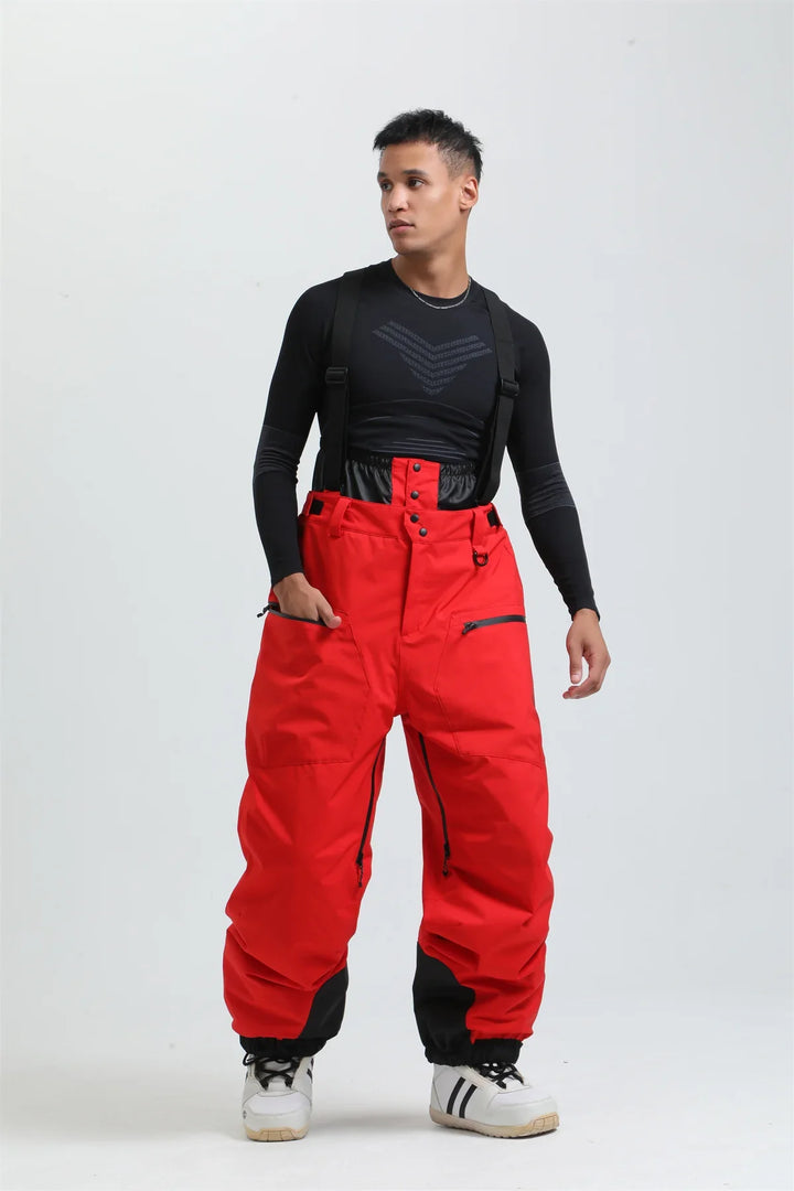 Person trägt wasserdichte Unisex Skihose mit Hosenträgern beim Snowboarden auf einer verschneiten Piste.