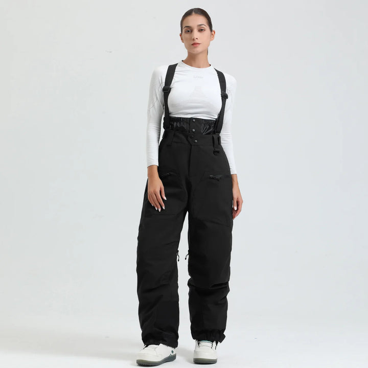 Nahaufnahme der Hosenträger und des wasserdichten Materials einer warmen Unisex Skihose für Wintersport.