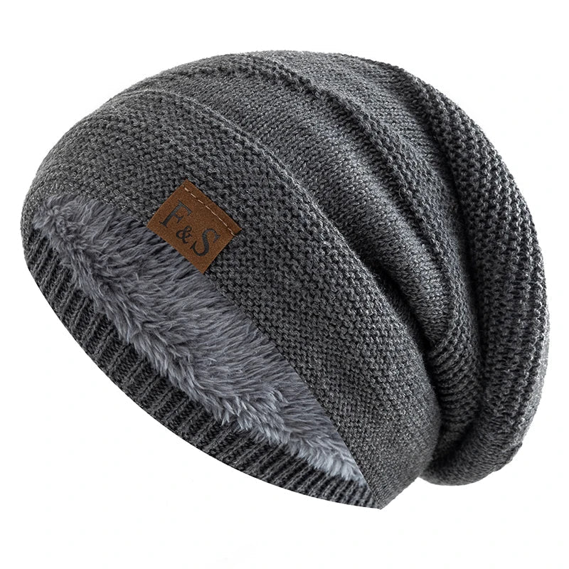 Detailaufnahme: Weiches Kunstfellfutter der warmen Unisex Slouchy Strick Beanie Mütze.