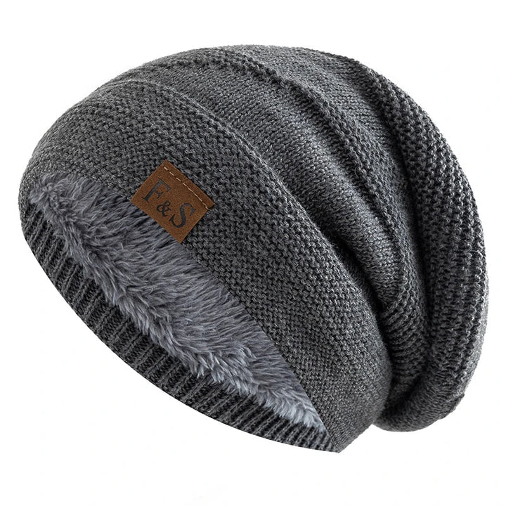 Detailaufnahme: Weiches Kunstfellfutter der warmen Unisex Slouchy Strick Beanie Mütze.