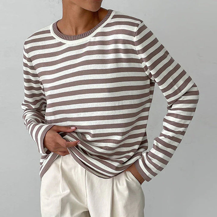 Bequemer, gestreifter Unisex Pullover für Casual-Looks im Herbst. Moderner Strick-Sweater für Freizeit.
