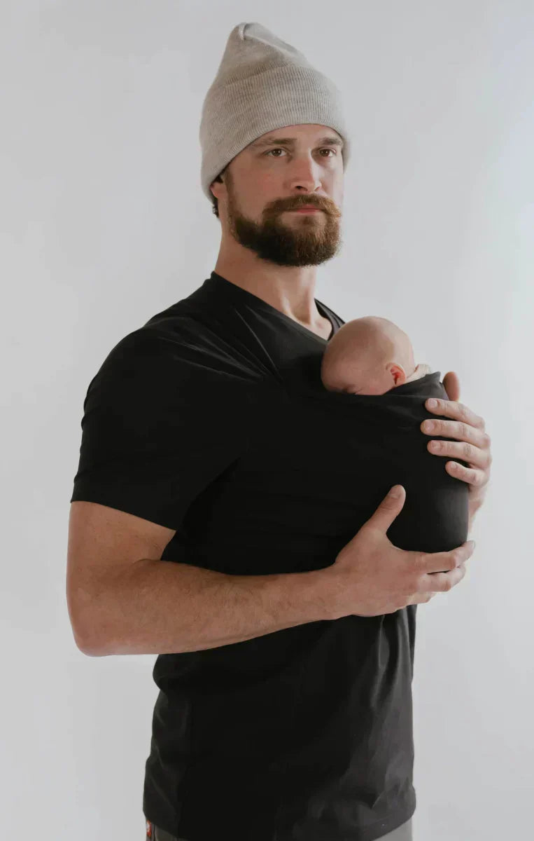 Stilvolles Tragetuch T-Shirt für Mama & Baby; bequemes, flexibles Babytragen im Alltag.