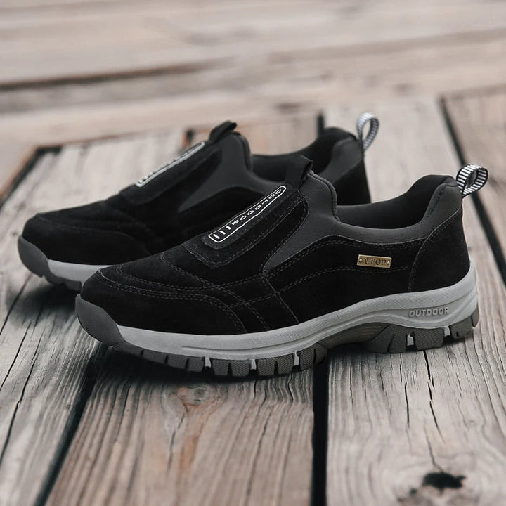 Grau-schwarze Unisex Wanderschuhe mit griffiger, robuster Sohle für sicheren Halt im Gelände.