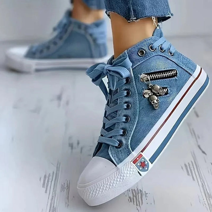 Detailaufnahme des blauen Unisex High-Top Sneakers, hochwertige Materialien für Langlebigkeit.