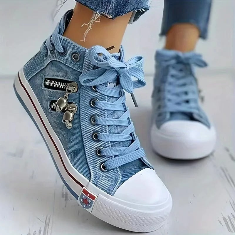 Blauer Unisex High-Top Sneaker am Fuß, perfekt für trendige Freizeitoutfits, ganzjähriger Komfort.