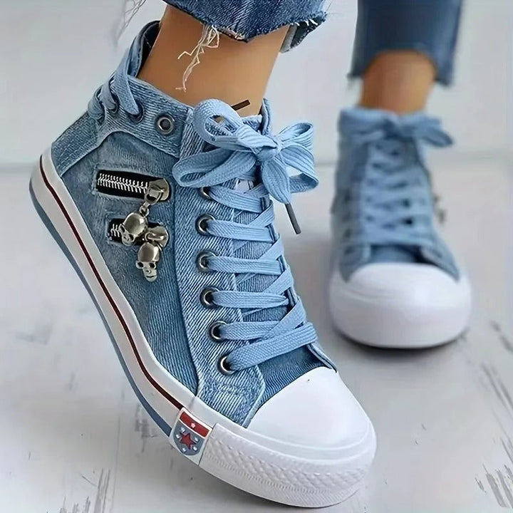 Blauer Unisex High-Top Sneaker am Fuß, perfekt für trendige Freizeitoutfits, ganzjähriger Komfort.