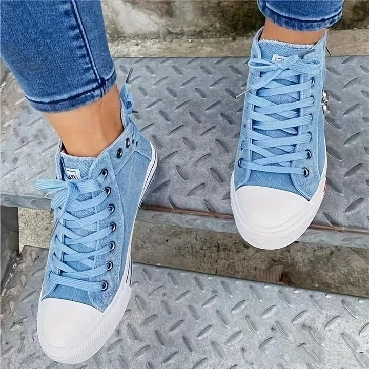 Rückansicht des blauen High-Top Sneakers, stabiler Halt, modisches Unisex-Design für den Alltag.