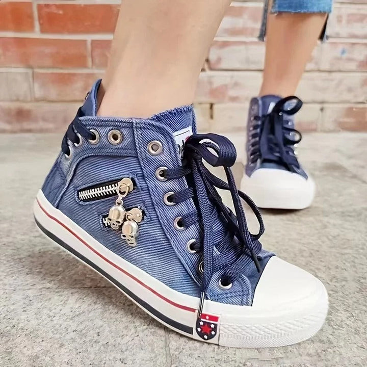 Zwei blaue Unisex High-Top Sneaker, modisch, bequem & vielseitig kombinierbar für Damen und Herren.