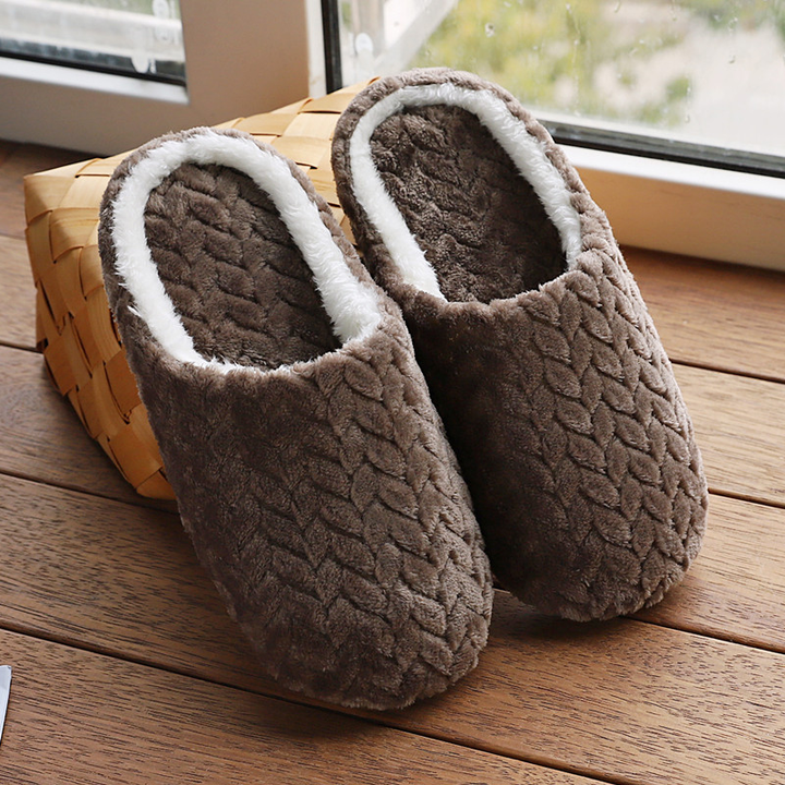 Gemütliche Unisex Indoor Slipper mit warmer Fütterung und Anti-Rutsch-Sohle für Komfort im Winter.