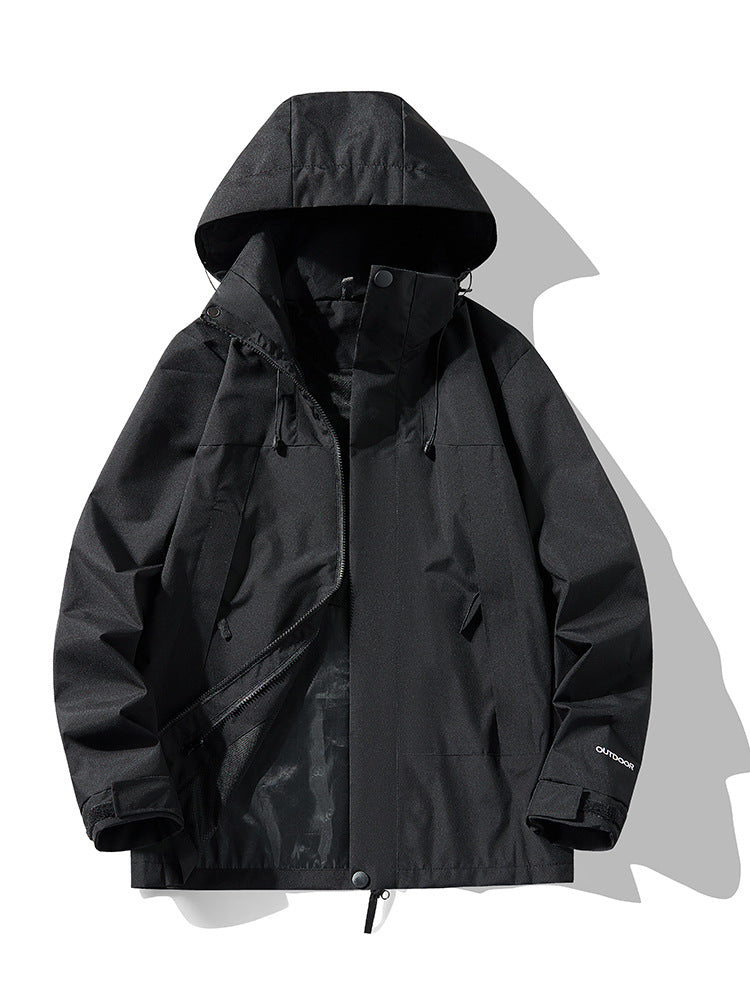 Wasserdichte Unisex Outdoorjacke beim Wandern, schützt effektiv vor Wind und Kälte für winterliche Abenteuer.