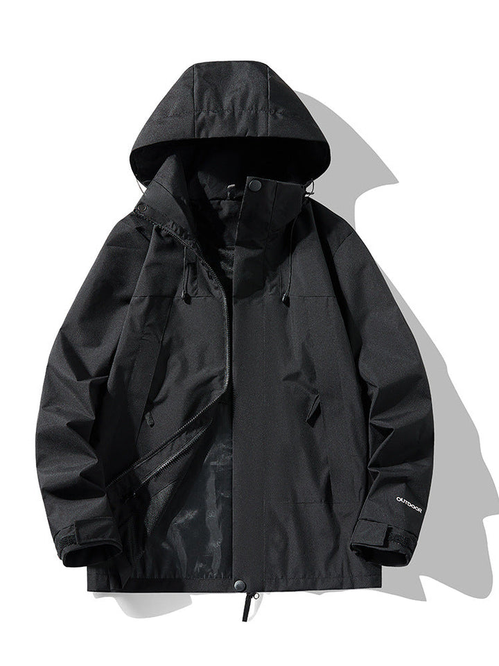 Wasserdichte Unisex Outdoorjacke beim Wandern, schützt effektiv vor Wind und Kälte für winterliche Abenteuer.