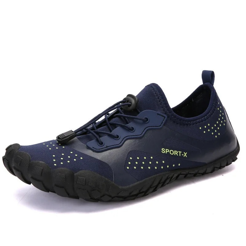Ein Fuß in einem Unisex Wassersport Barfußschuh, zeigt Atmungsaktivität und flexible Passform für besten Tragekomfort.