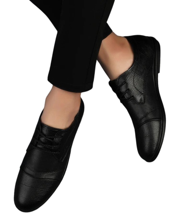 Schwarze klassische Schnürschuhe für Herren getragen