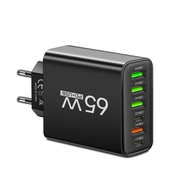 Nahaufnahme der USB-C Ports des 65W Multi-Ladegeräts; Universal-Schnellladegerät als Ladestation für Zubehör.